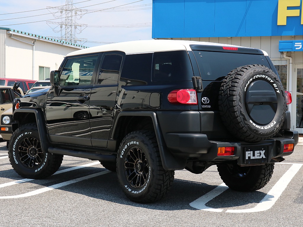 リアビューも特徴的なテールランプがFJクルーザーの良さを引き出しています！