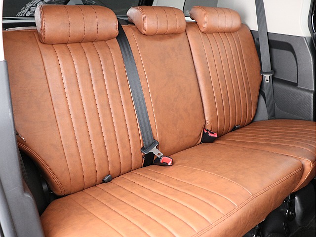 セカンドシートも運転席同様のオリジナルシートカバー搭載！