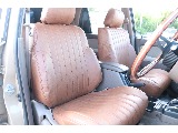 運転席は非常に体のおさまりが良く、長時間の運転でも快適にお過ごしいただけます！