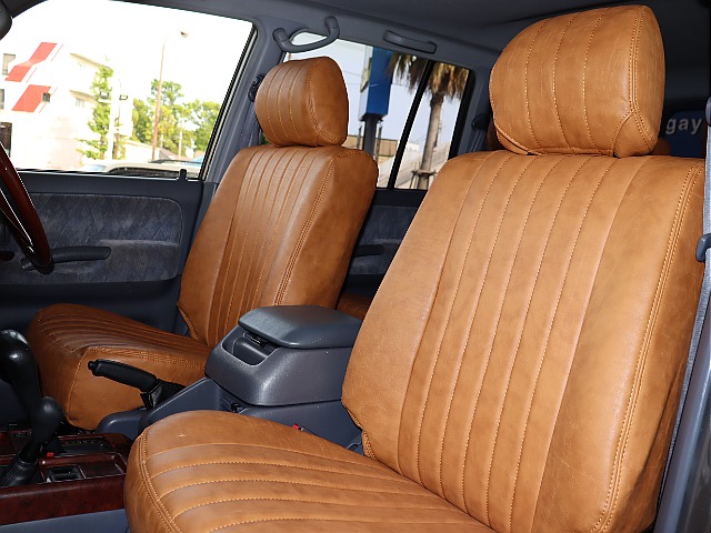 キャメルのシートカバーがついているので、車内空間を明るくする他、オシャレな雰囲気も醸し出してくれます！