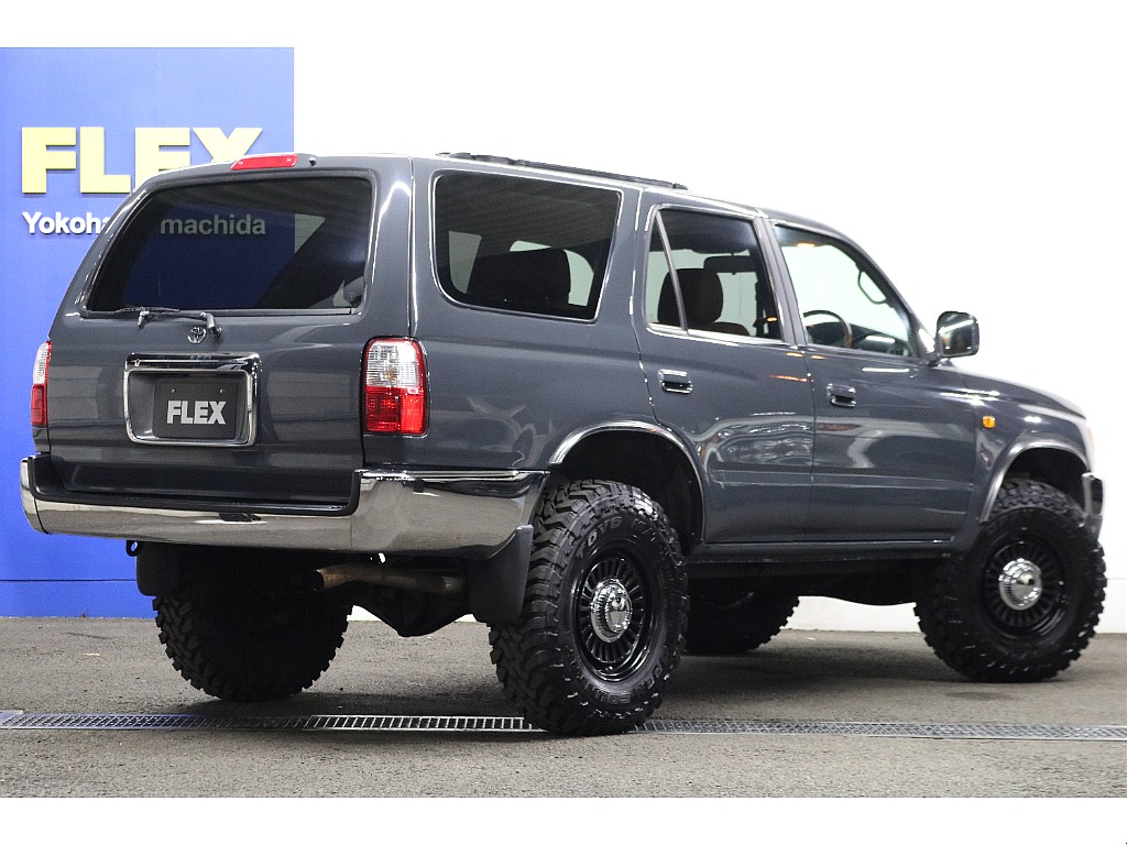 リアビュー！ 他のランクル系に比べボディが平たく作られているため、四駆車のフォルムでありながらスマートなかっこよさを成立させています！