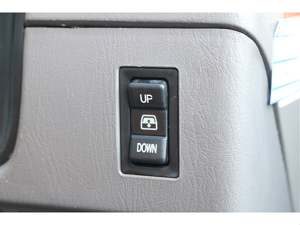 リアガラスは開閉可能！長物などを積む際非常に便利です♪