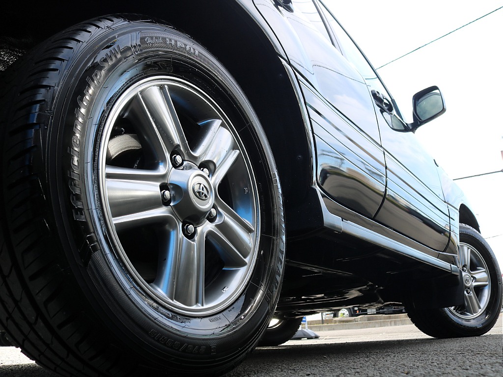 ランクル100系は独立懸架式の足回りで後部座席の方も快適に寛ぐ事が出来ます！