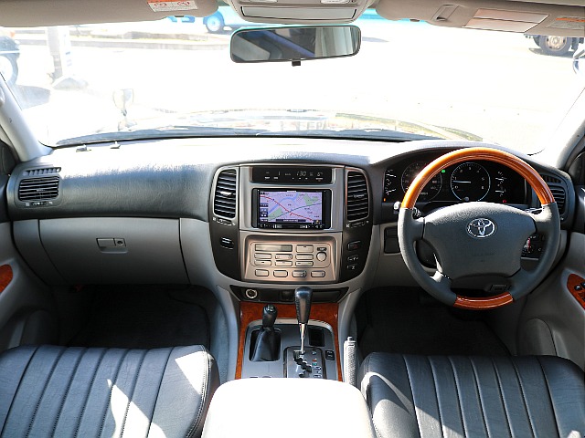 グレー内装の車内！希少なマルチレス車！ステアリングをウッドコンビステアリングに交換しております！