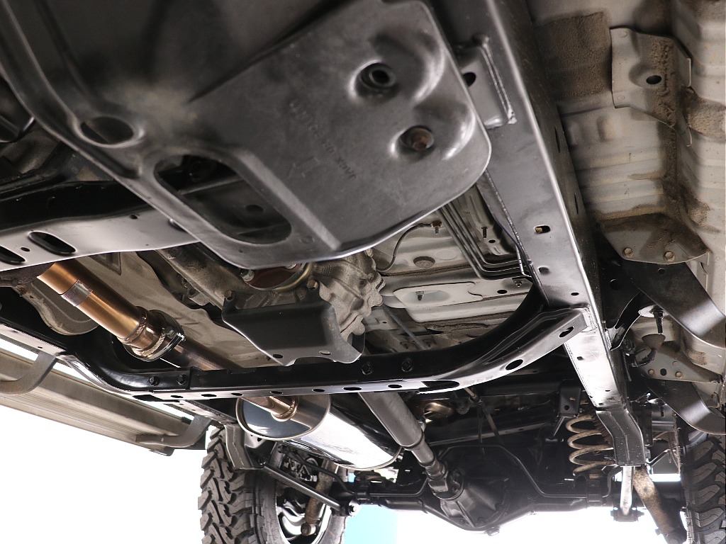 堅牢なラダーフレームにフルタイム４ＷＤ！足回り防錆処理もご相談ください！