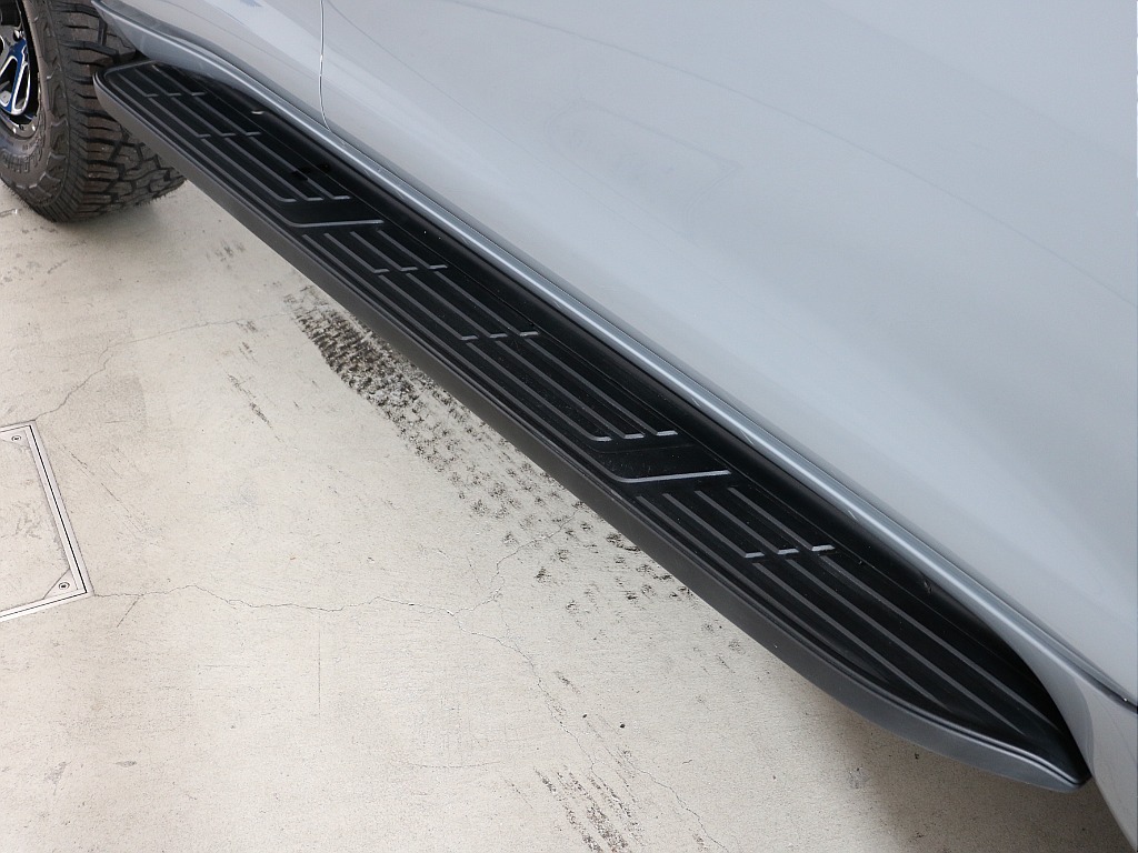 サイドステップ付きで乗り降り楽々！