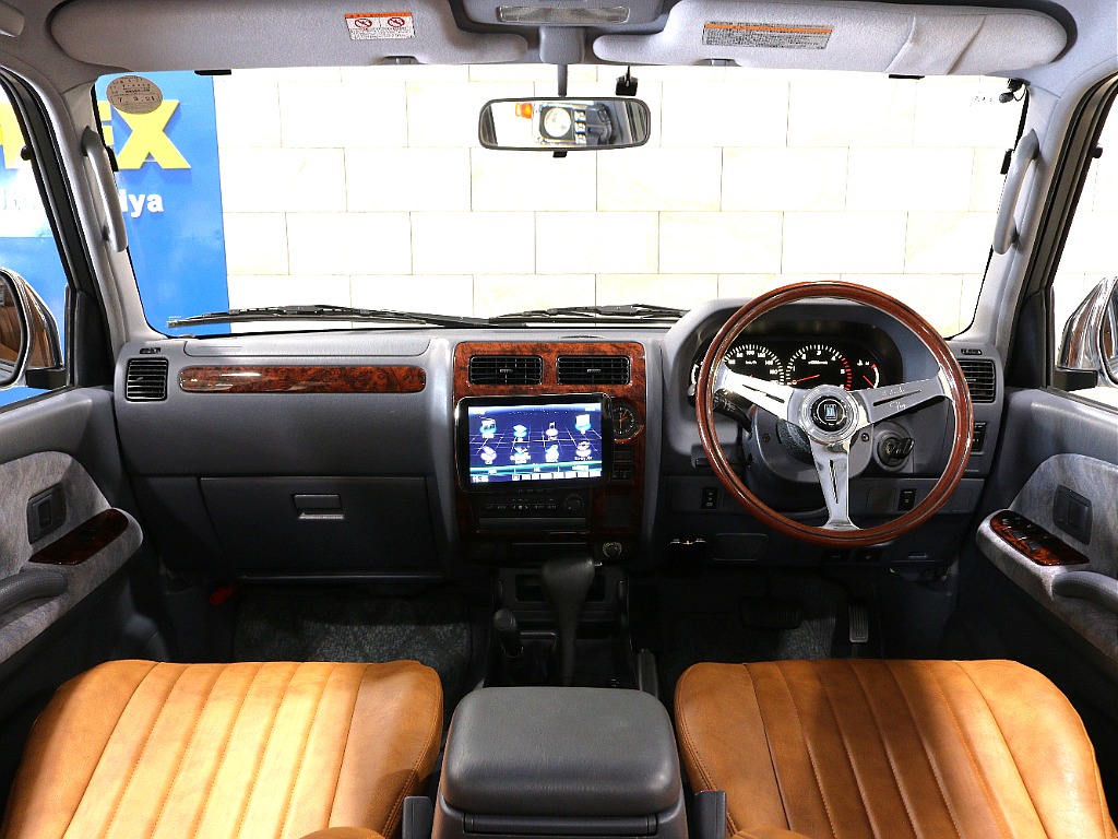 運転席、インパネ周りも綺麗に保たれております。