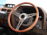 社外ウッドステアリング装備！ステアリング交換承っております！