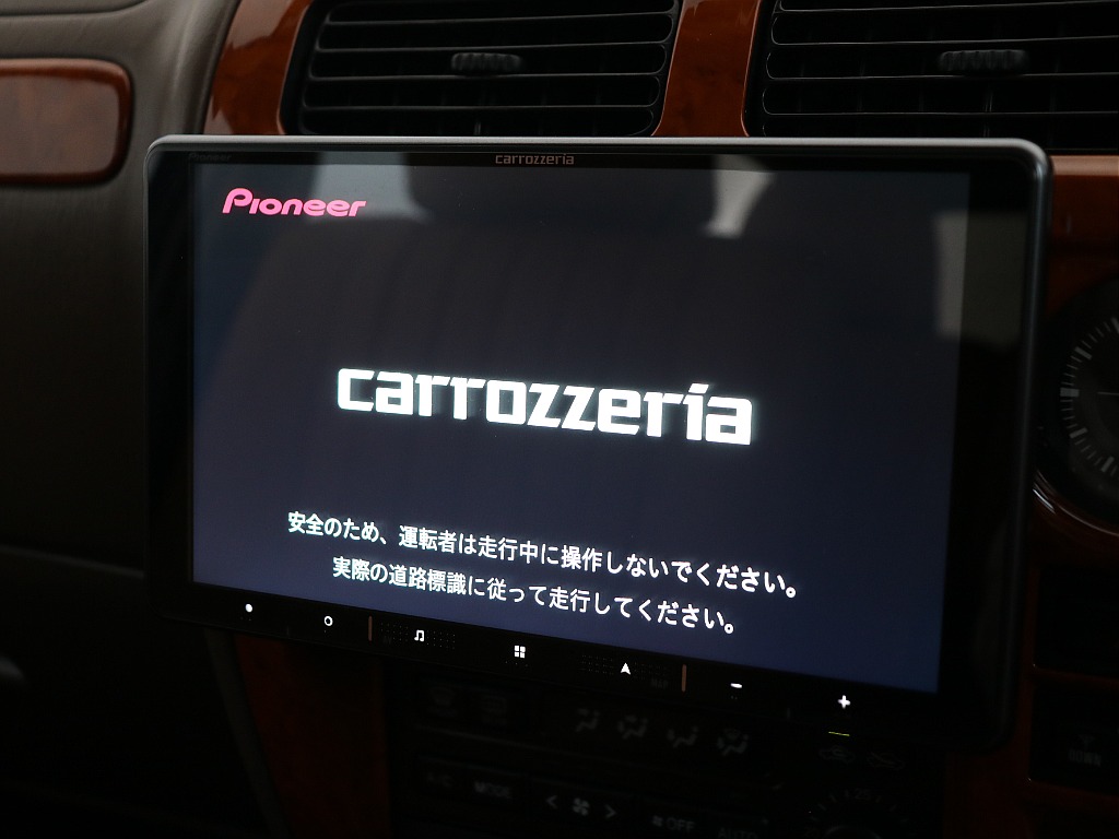 新品カロッツェリア製フローティングナビ装備！