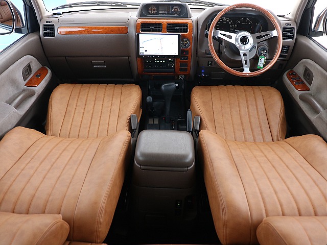 木目調パネルにクラシックキャメルシートカバーとステアリングがマッチ♪