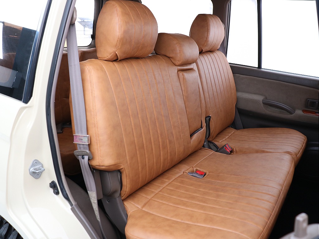 2列目はご覧の通り！アームレスト付きです！長時間ドライブもきつくない仕様です！