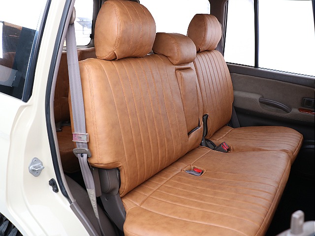 2列目はご覧の通り！アームレスト付きです！長時間ドライブもきつくない仕様です！