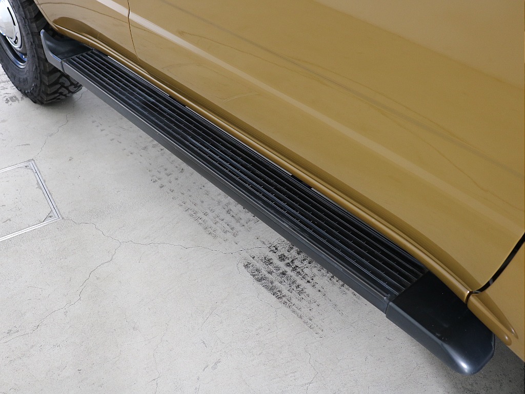 サイドステップ付きで乗り降り楽々！