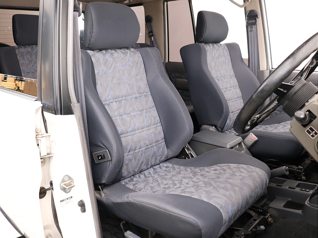 運転席にも使用感は少なく綺麗に保たれている印象です！
