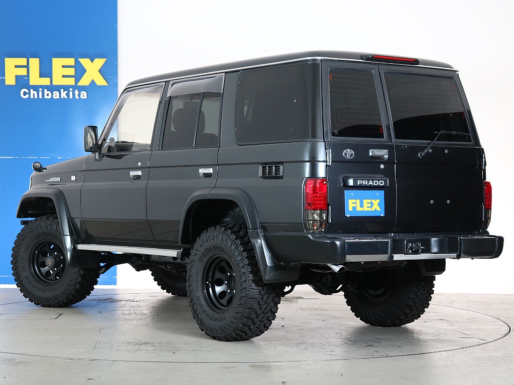 リアゲート観音開きになっております！