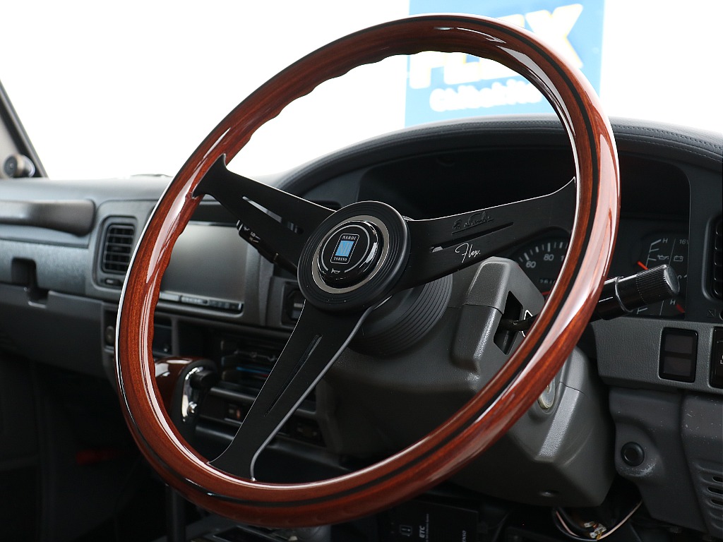 新品NARDIブラックステアリング装備！