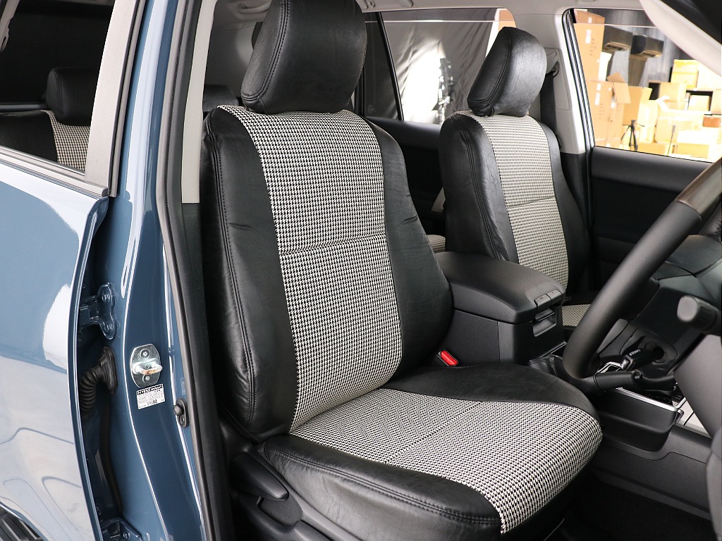 運転席には新品オリジナル千鳥柄シートカバーを装着！
