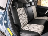 セカンドシートにも同じく千鳥柄カバーを装着！