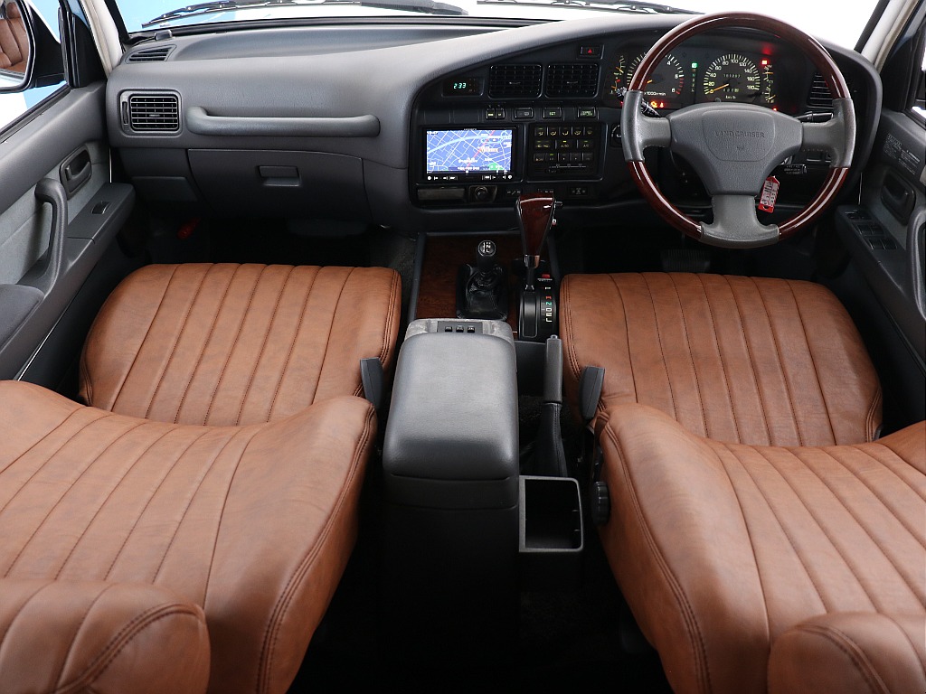 内装はグレーを基調としておりシンプルな造り！