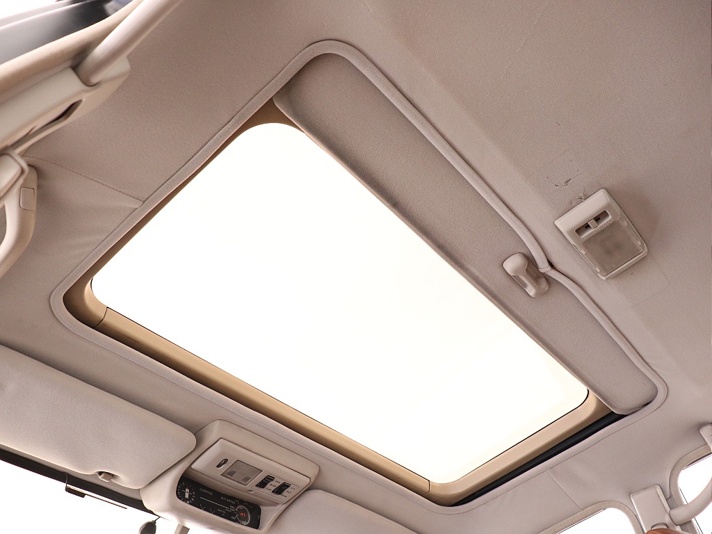 サンルーフ付き！明るい車内を演出してくれます！