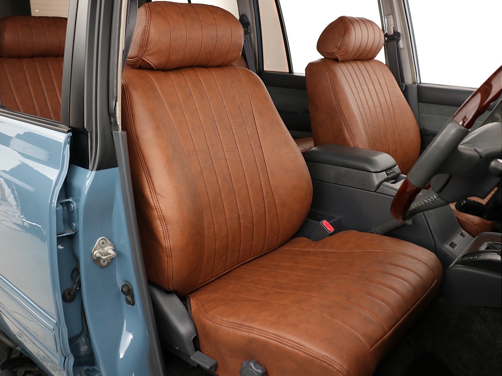 運転席には新品ブラウンクラシックシートカバー装備！