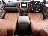 木目調の運転席周りとブラウンシートカバーの協調性抜群！