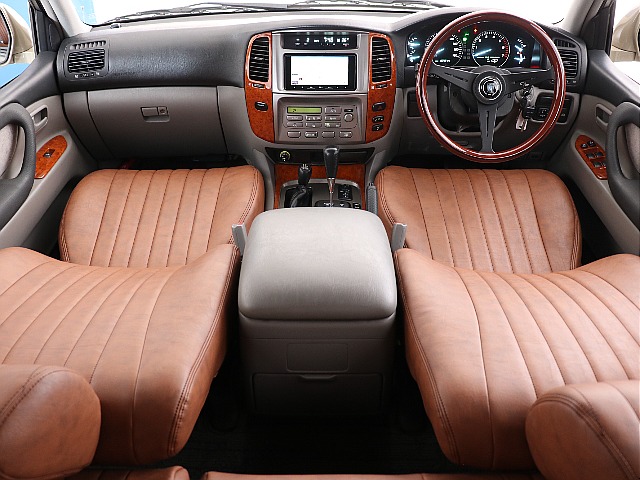 木目調の運転席周りとブラウンシートカバーの協調性抜群！