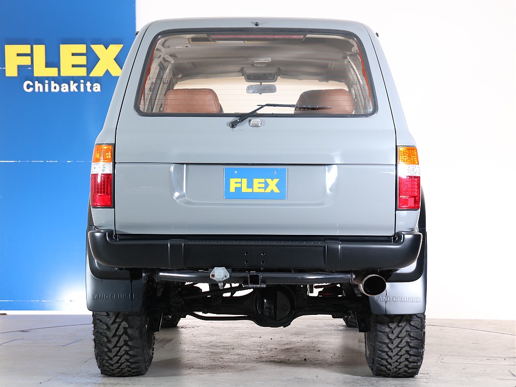 リアビュー！上下開きのリアゲートです！大人の人が座っても問題がないです♪