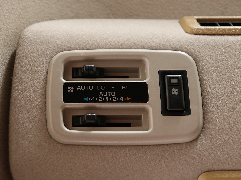 後部エアコン操作部！