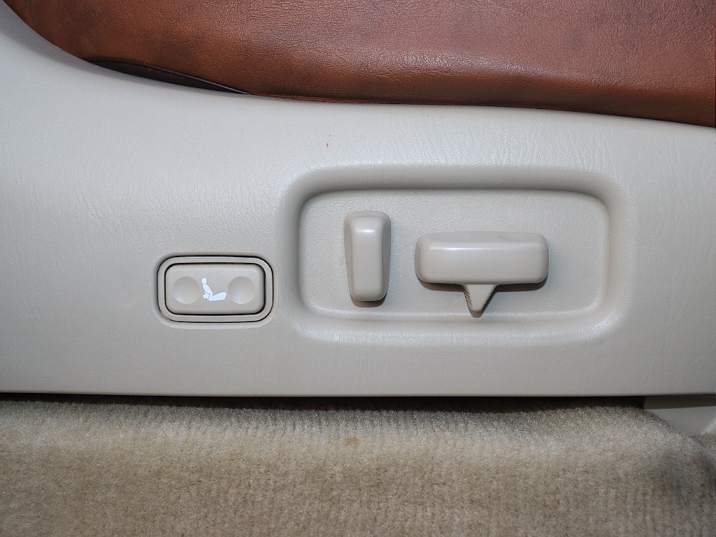 Gセレクションが故のパワーシート、シートヒーターが標準装備されております！