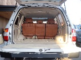 ５人乗り１ナンバー登録の車両です。 トランクを開けて頂いたところに、座って頂くことも可能です！