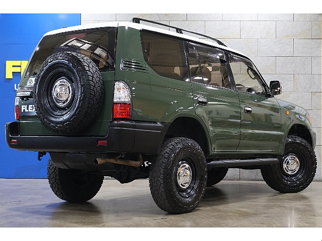 背面タイヤがランクル感を増す仕様になっております！