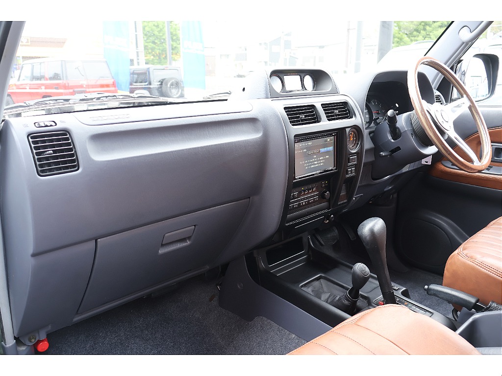 ダッシュボードは割れも無く非常に状態良好！