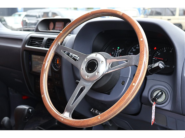 クラシックなステアリング付き！