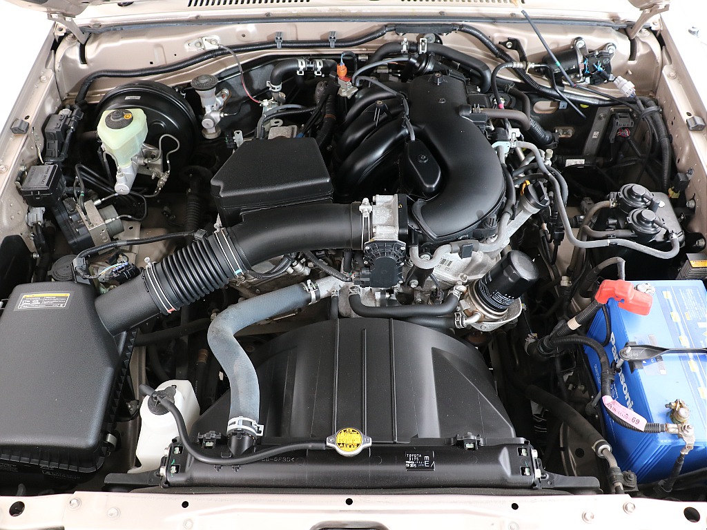 パワフルなV6エンジン！4000ccの1GRエンジンを搭載です！エンジンルームも綺麗に保たれておりますね♪