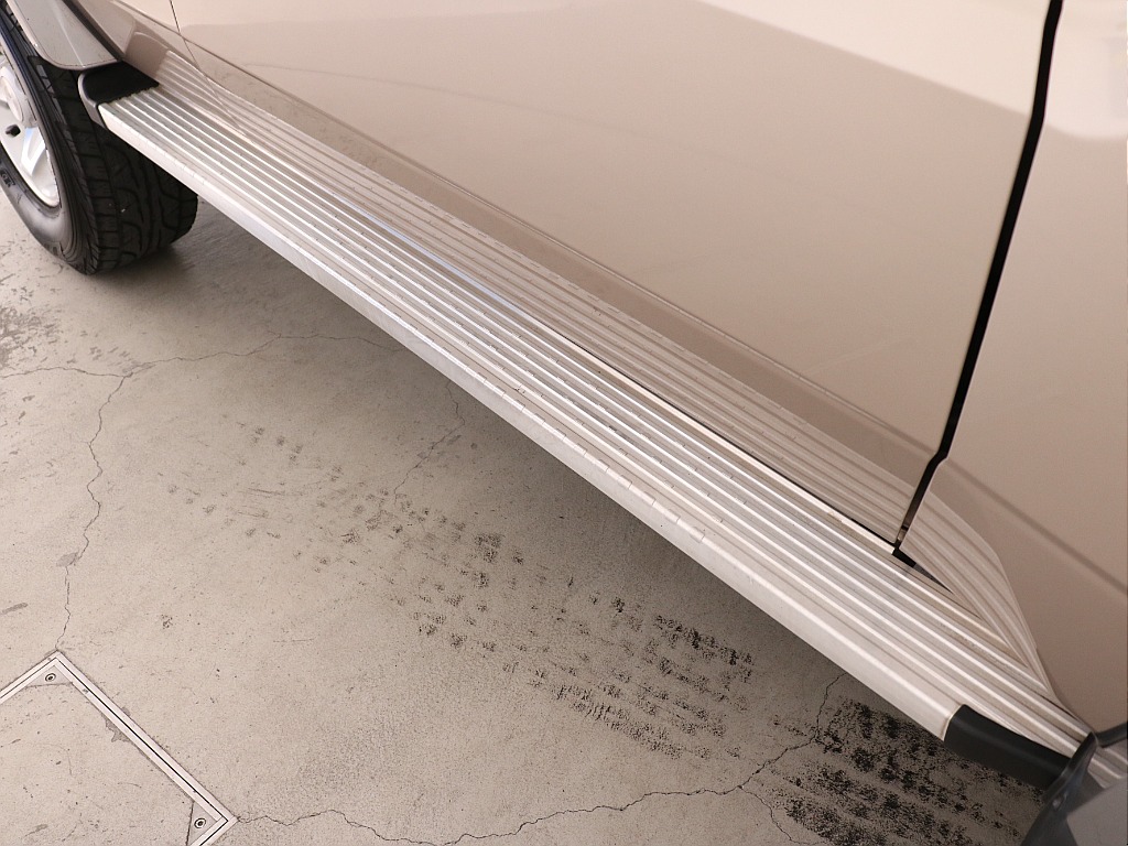 サイドステップ付きで乗り降り楽々！