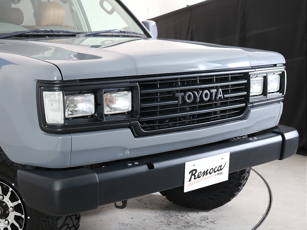 ランクル60を彷彿とさせる角目4灯フェイス！クラシックなデザインが特徴的です！