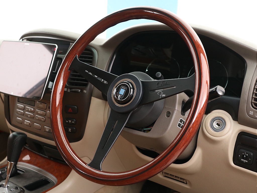 ブラックスポークナルディーウッドステアリング装着！流行りのスタイルでクラシックさ満載ですね！