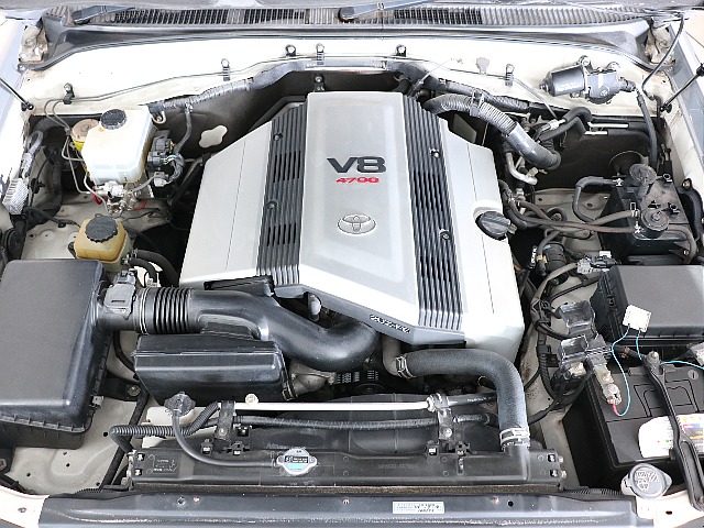 4,700ccのV8エンジン搭載！力強さには定評しかないエンジンですね！