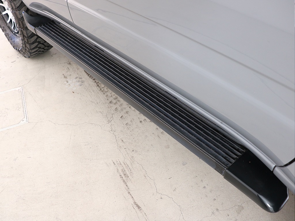 サイドステップ付きで乗り降り楽々！