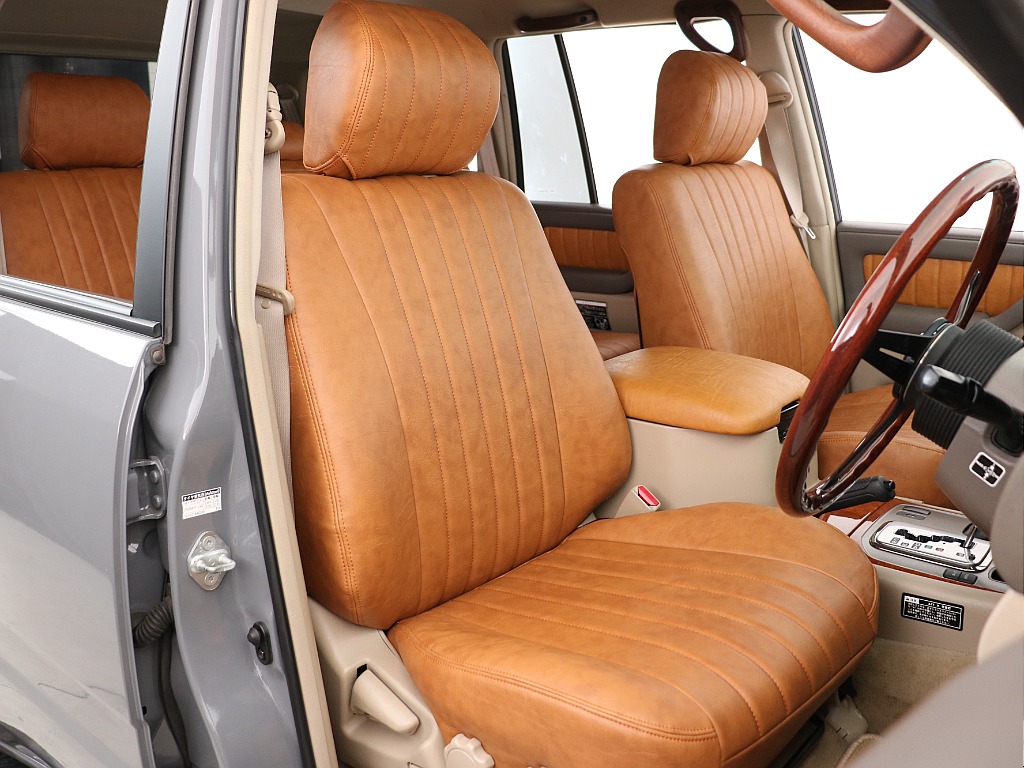 運転席にはキャメルシートカバーをインストール！人気アイテムの一つです！