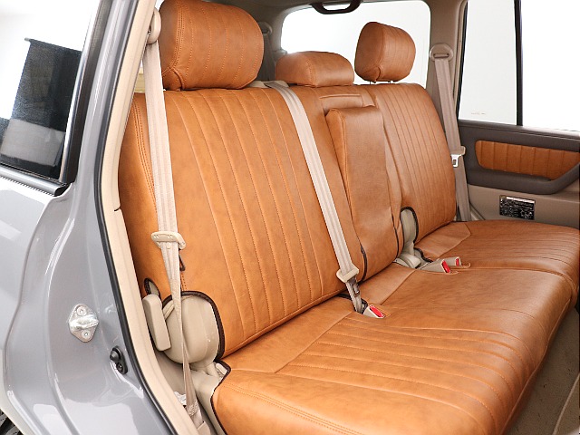 後部座席も広々としており、成人男性もゆったりもお座り頂けます！