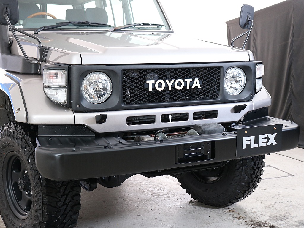 電動ウインチ付きのフロントバンパーとTOYOTA横文字グリルでかっこよさマシマシ！