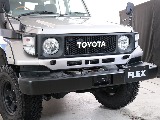 電動ウインチ付きのフロントバンパーとTOYOTA横文字グリルでかっこよさマシマシ！