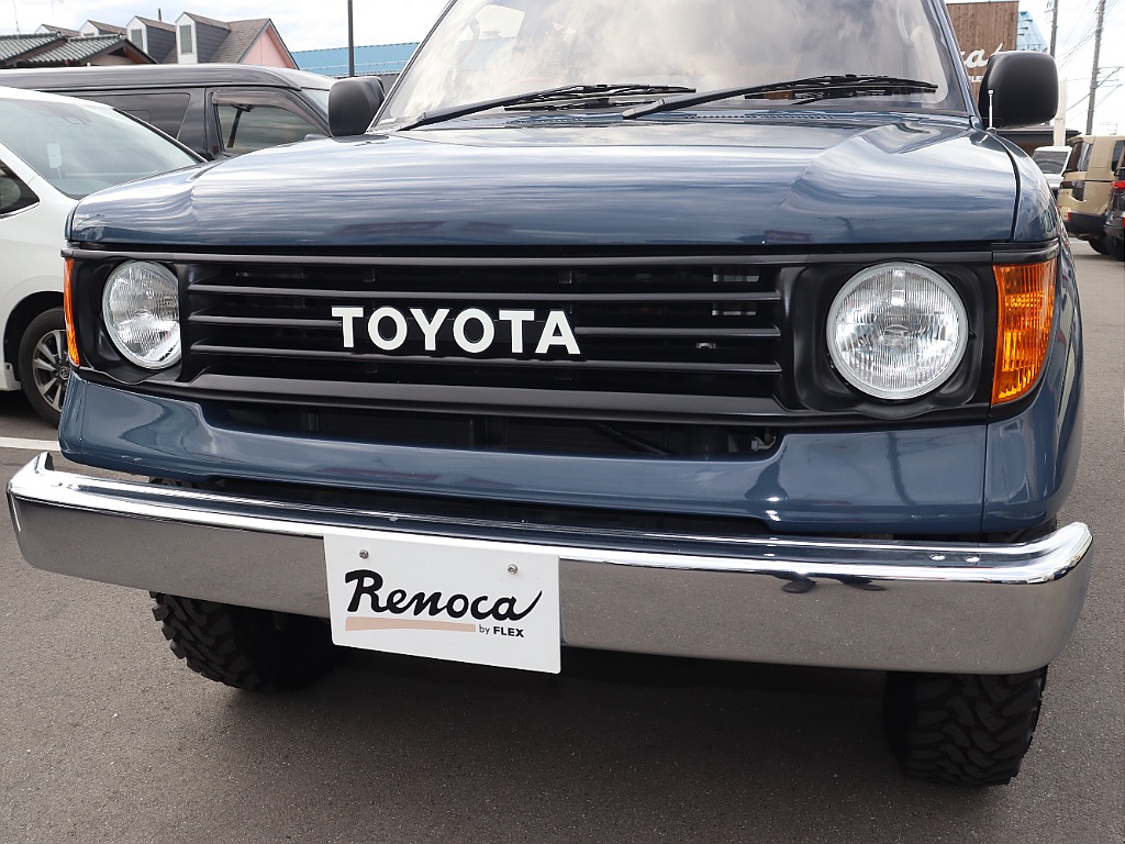 丸目ヘッドライトとTOYOTAのアルファベットエンブレムによりどこか懐かしさを感じるフェイスに！