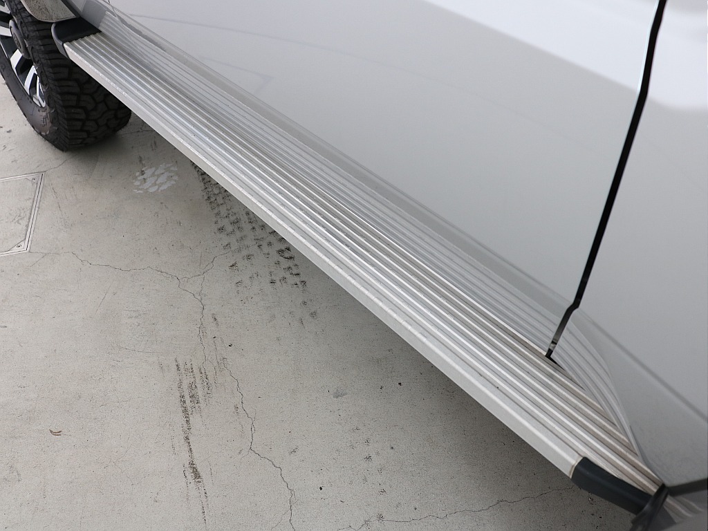 サイドステップ付きで乗り降り楽々！