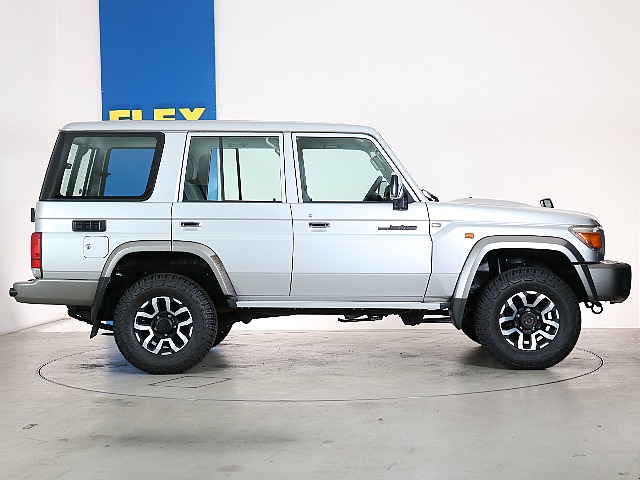 サイドステップ付きで乗り降り楽チン！