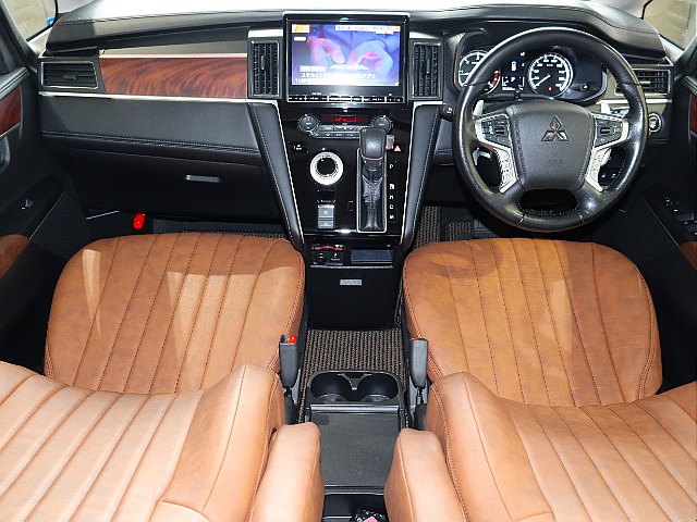 運転席、助手席にはシートヒーターが備えついております！寒い冬にはありがたい装備ですね！