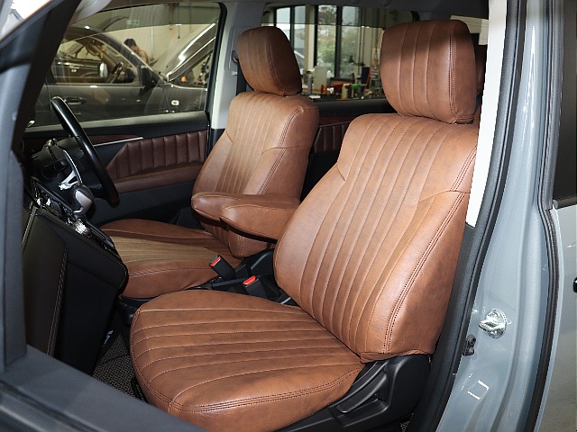 classicブラウンシートカバー着用することで高級感がありおしゃれな車内に早変わり！