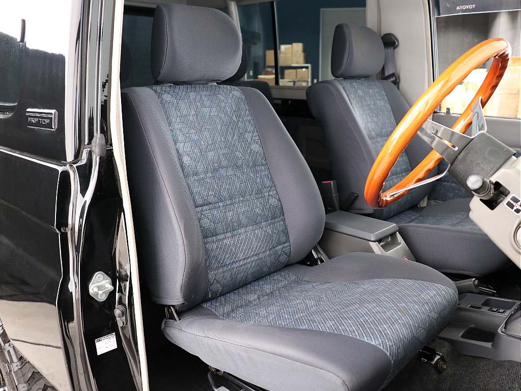 運転席も綺麗に保たれております！
